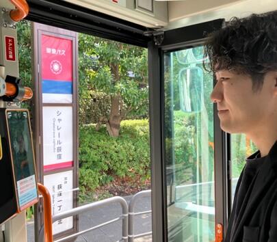 運転席付近に設置された端末の画面をタッチし、顔を端末に向けて認証する