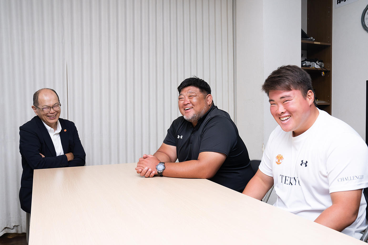 左：OB山地氏、中央：相馬監督、右：会計係小玉氏